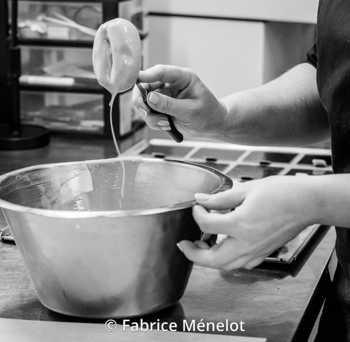 Finition minutieuse d’une pâtisserie dans le laboratoire